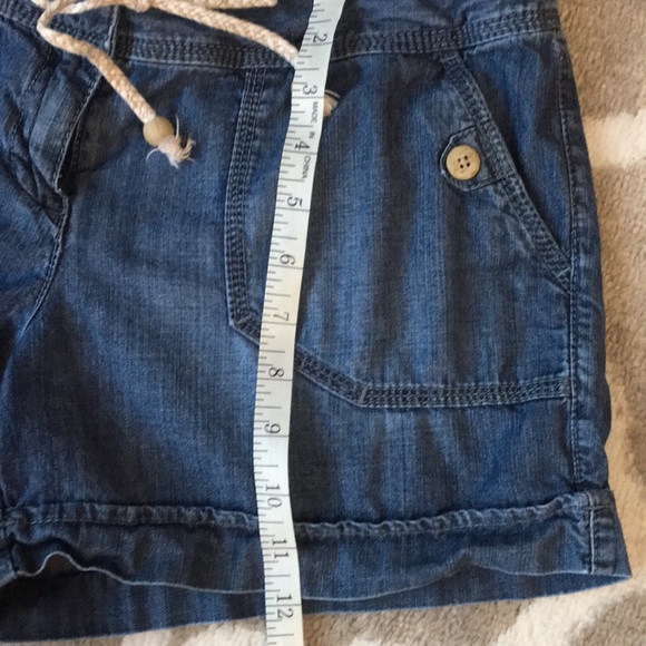 Women’s LOFT Denim Shorts - Picture 7 of 7